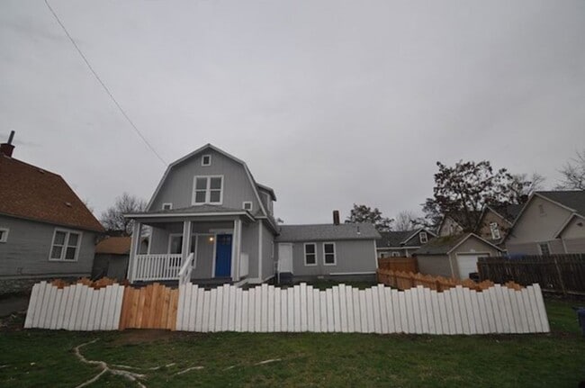Building Photo - Adorable Home Centrally Located