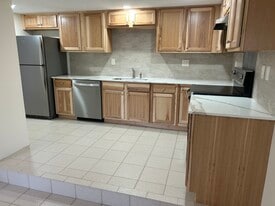 Building Photo - 182 Marlborough - Large 1 Bedroom Plus