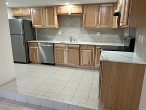 Building Photo - 182 Marlborough - Large 1 Bedroom Plus