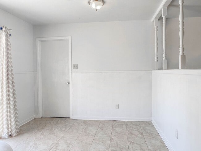 Building Photo - Pre-Leasing - 3 bed 2 bath