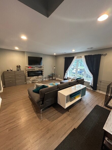 Building Photo - 448 Saint Giles Ct