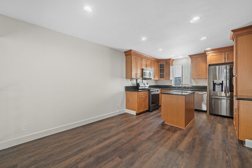 Building Photo - 2520 Ruhland Ave