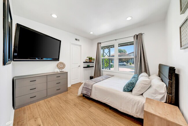 Building Photo - 7700 Oakdale Ave