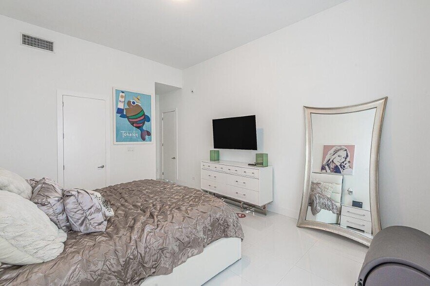 Building Photo - 2301 Collins Ave