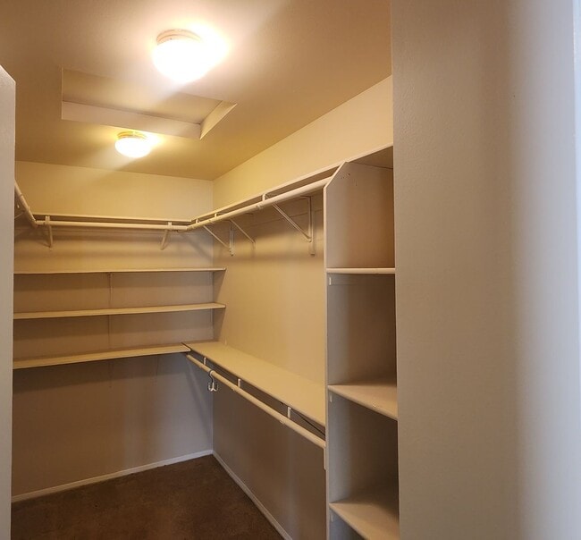 Building Photo - Amazing 2 story 4 bedroom home in Simi Val...