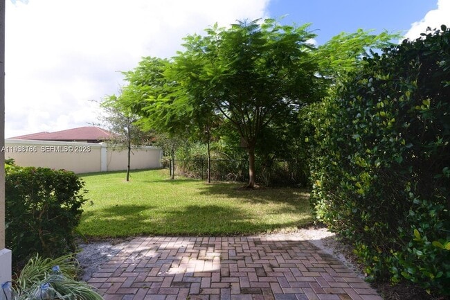 Building Photo - 250 SW Walking Path