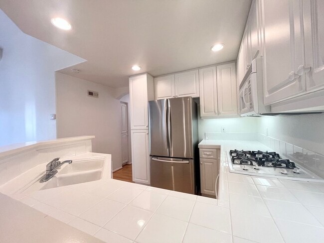 Building Photo - 2 Bedroom 2 Bath Condo with attached garage!