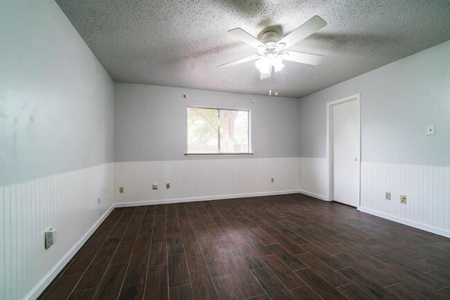 Building Photo - 10746 Lakewood Oaks Dr