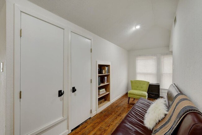 Building Photo - J17