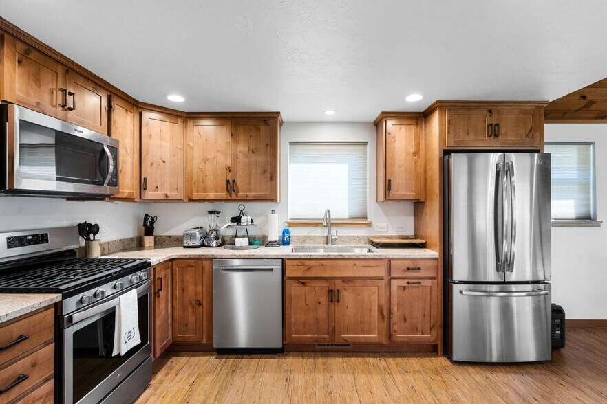 Building Photo - 570 2nd St