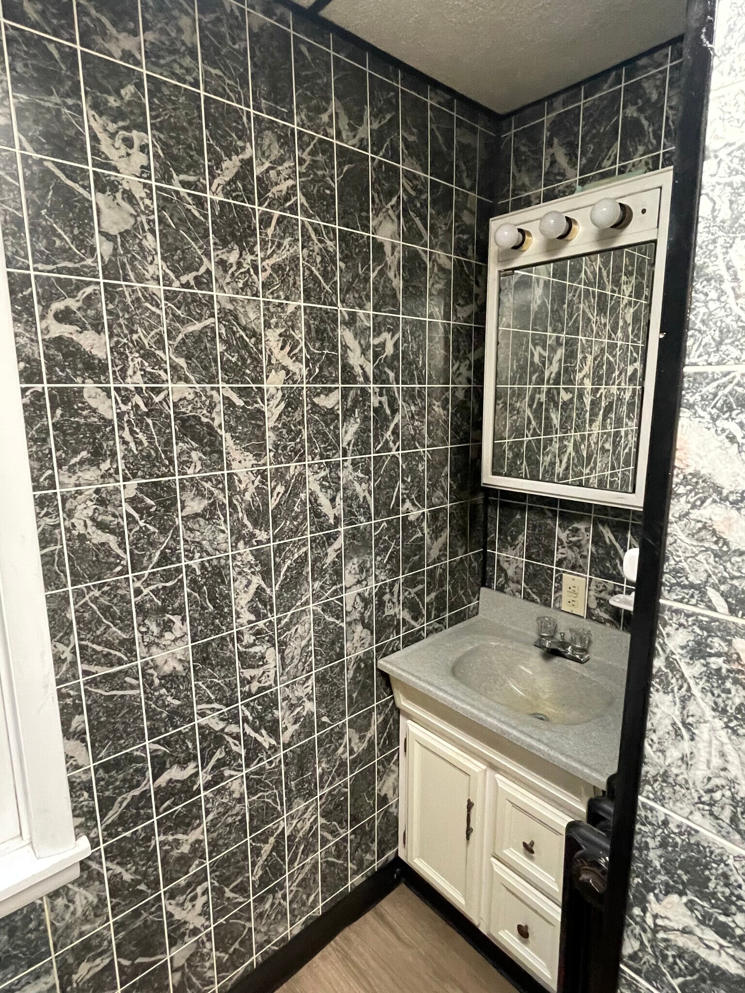 Building Photo - 420 Moore St