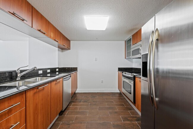 Building Photo - 1800 N Bayshore Dr