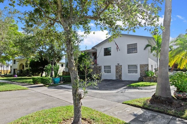 Building Photo - Beautiful Rustic Contemporary Duplex in Cu...