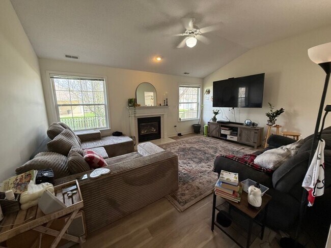 Building Photo - Spacious 4BR Home in Seven Oaks with Garage & Fenced Yard