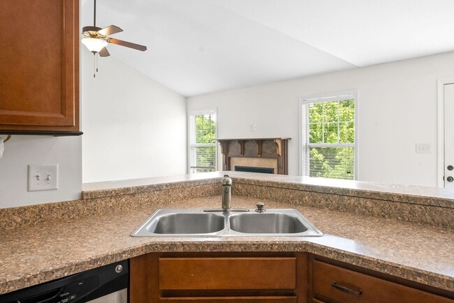 Building Photo - 3 Bedroom 2 Bath Pet Friendly Home For Ren...