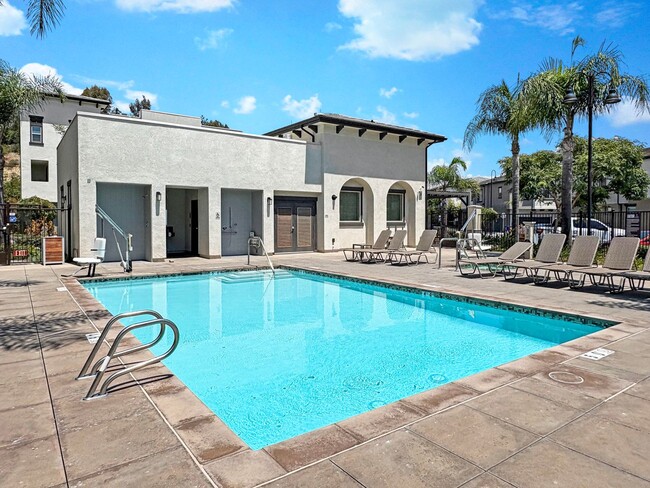 Building Photo - Beautiful 4B/3BA Vista Home w/ Pool & Mode...