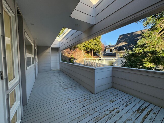 Building Photo - Breathtaking views of Chuckanut Bay!!