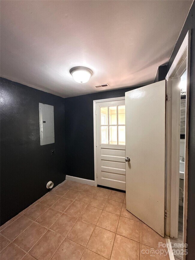 Building Photo - 1127 Queensgate St