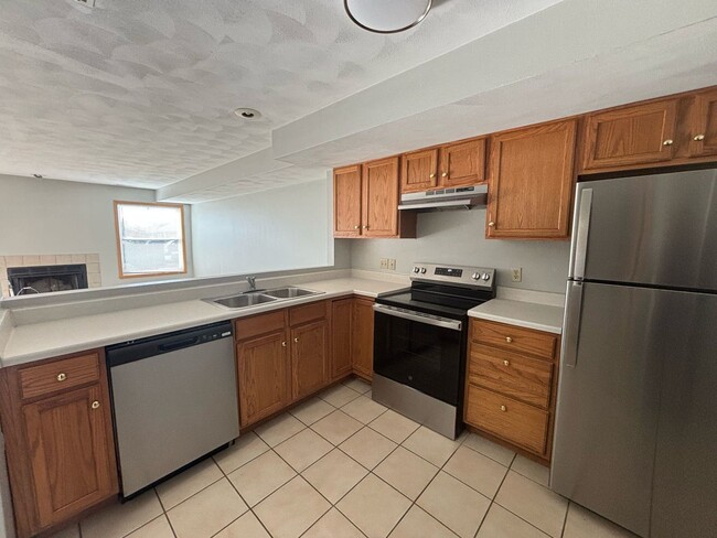 Building Photo - 2 Bedroom 1.5 Bath Spacious Townhome