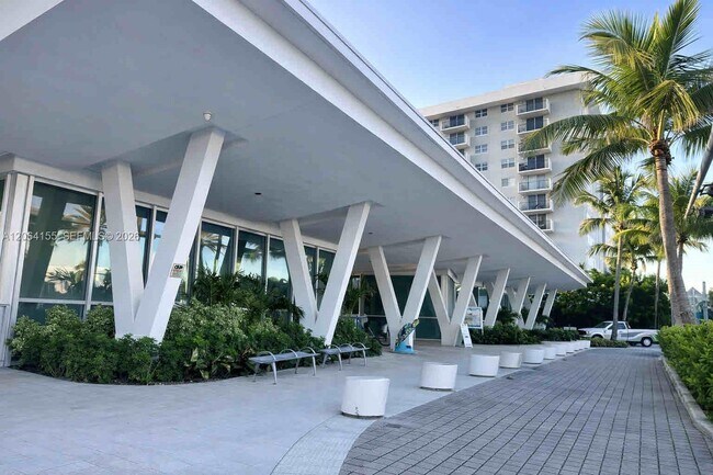 Building Photo - 9225 Collins Ave