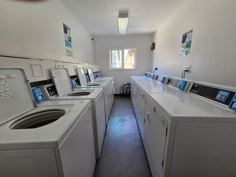 Laundry - 1222 N Olive Dr