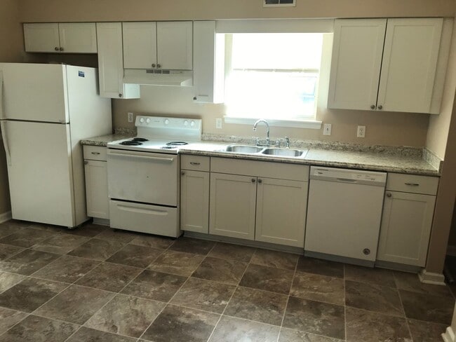 Building Photo - 2563B Carriage Dr