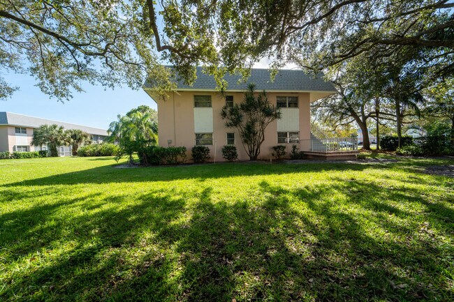 Building Photo - 18081 SE Country Club Dr