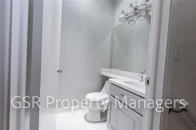 Building Photo - 2026 N Akin Dr NE