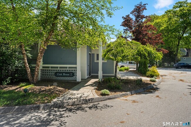 Building Photo - 2124 Old Pond Ln