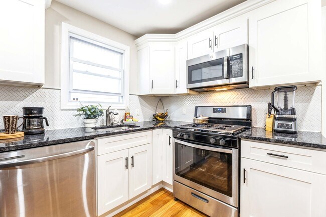 Building Photo - 604 N 8th St