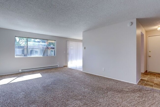 Building Photo - Remodeled 2x1 unit Ground level unit!