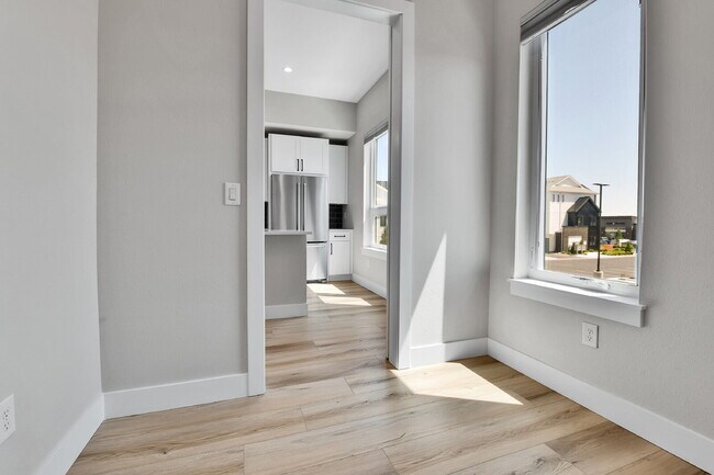 Building Photo - $3,200 - 2 Bed, 2.5 Bath Townhome in Prime...