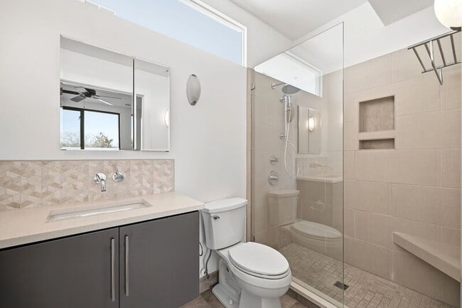 Building Photo - 211 Cream St