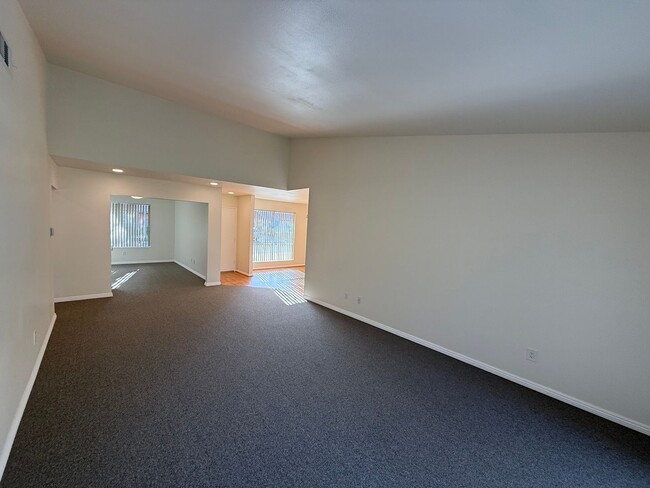 Building Photo - Clean & Move in ready El Dorado