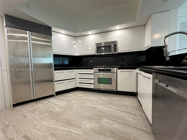 Building Photo - 2127 Brickell Ave