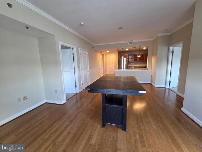 Building Photo - 5750 Bou Ave