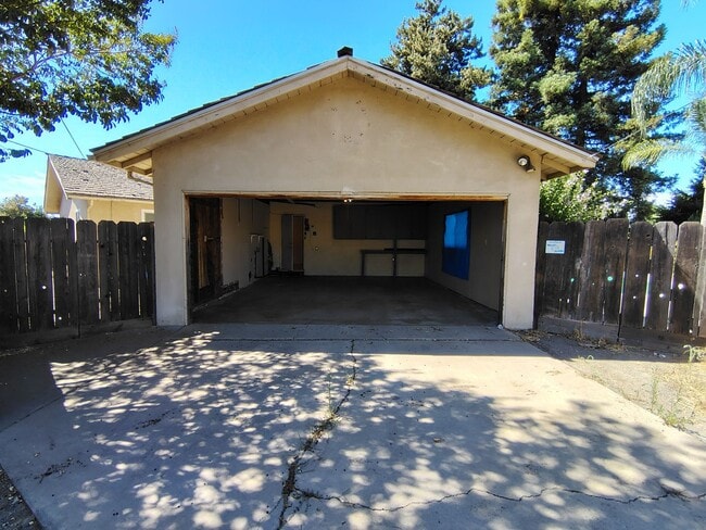 Building Photo - 1136 Cambridge Ct