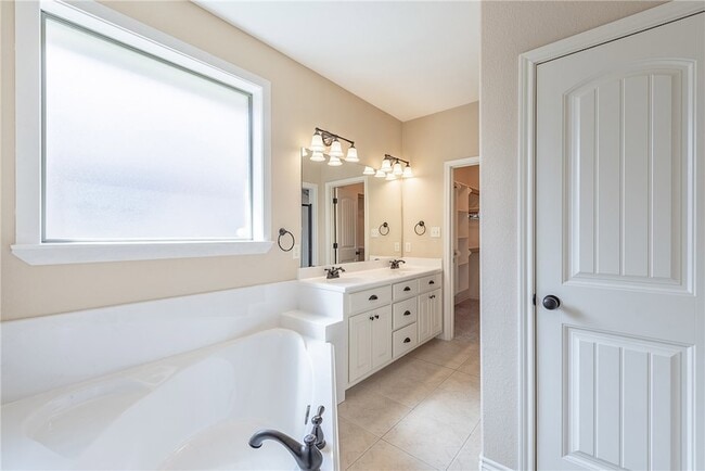 Building Photo - 2403 Norham Dr