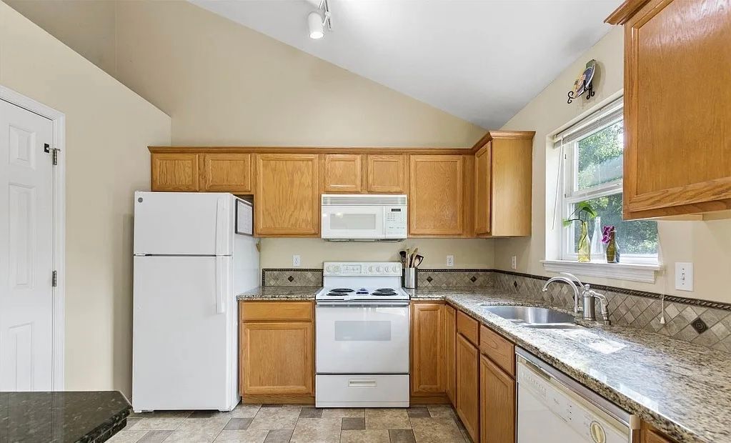 Building Photo - 1128 N Spruce Dr