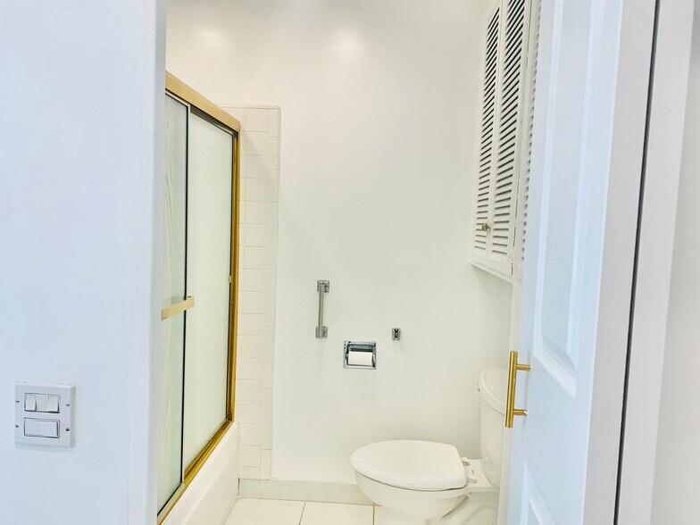 Building Photo - 5301 Balboa Blvd