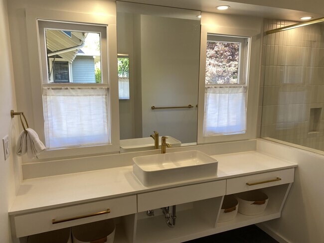 Building Photo - 1614 SE 22nd Ave