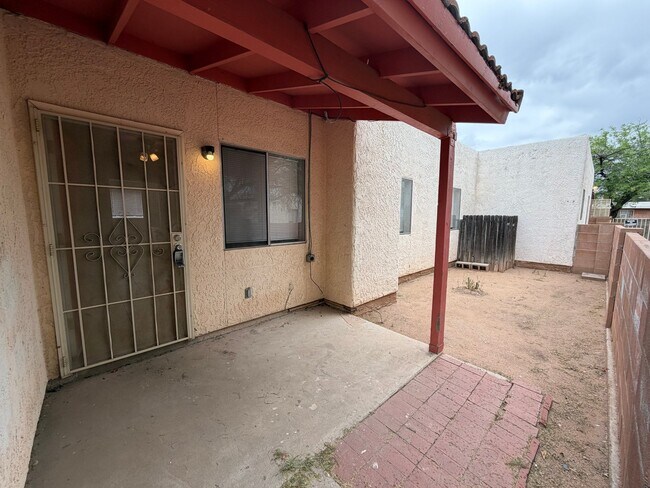 Building Photo - 2327 N Dodge Blvd