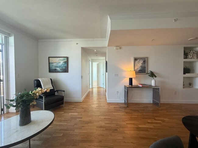 Building Photo - Upscale 2 Bed 2 Bath with Floor-to-Ceiling Windows and Stunning City Views
