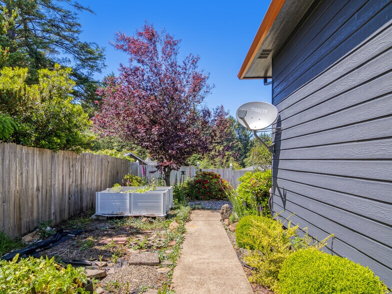 Building Photo - 5529 NE Voyage Ave
