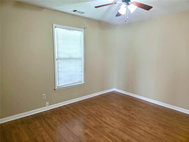 Building Photo - 8020 Woodlake Dr