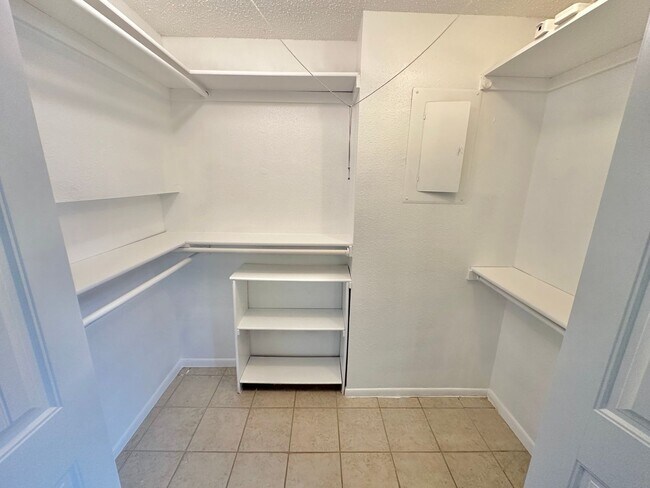 Building Photo - AVAILABLE NOW!