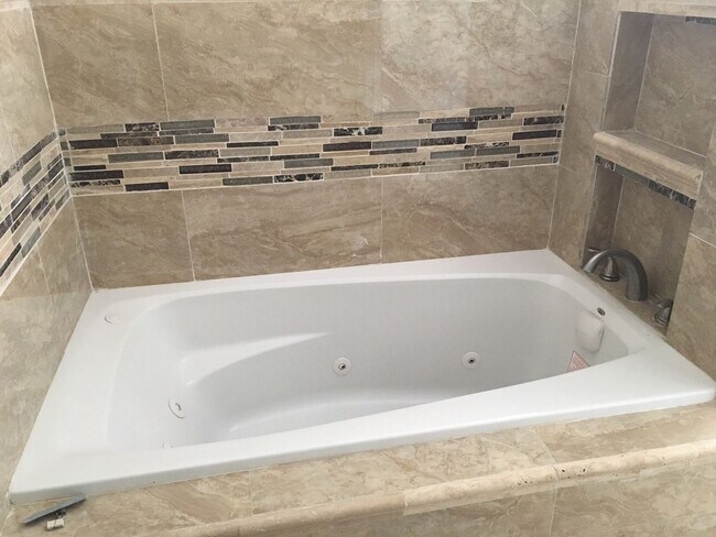 Building Photo - RANCH STYLE 3 BEDROOM 2 BATH  - NEAR USF & BUSCH GARDENS