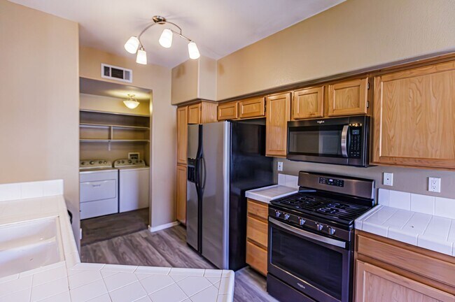 Building Photo - Upstairs condo in gated community