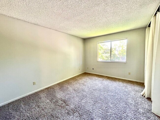 Building Photo - 2-Bedroom in Woodside Condos