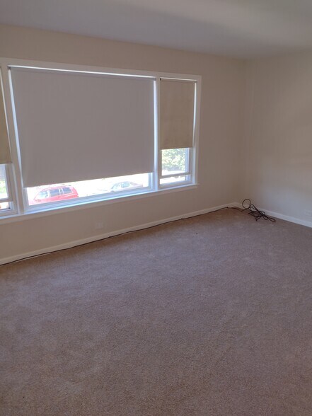 Living room - 5617 N Christiana Ave